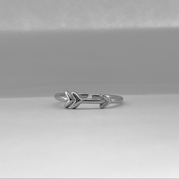 Sterling silver arrow toe ring, arrow ring, silver arrow toe ring, midi ring - Picture 4 of 8
